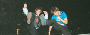 Leia mais sobre o artigo Balu Brigada no Lollapalooza 2026: conheça o duo que chega ao festival no auge da carreira